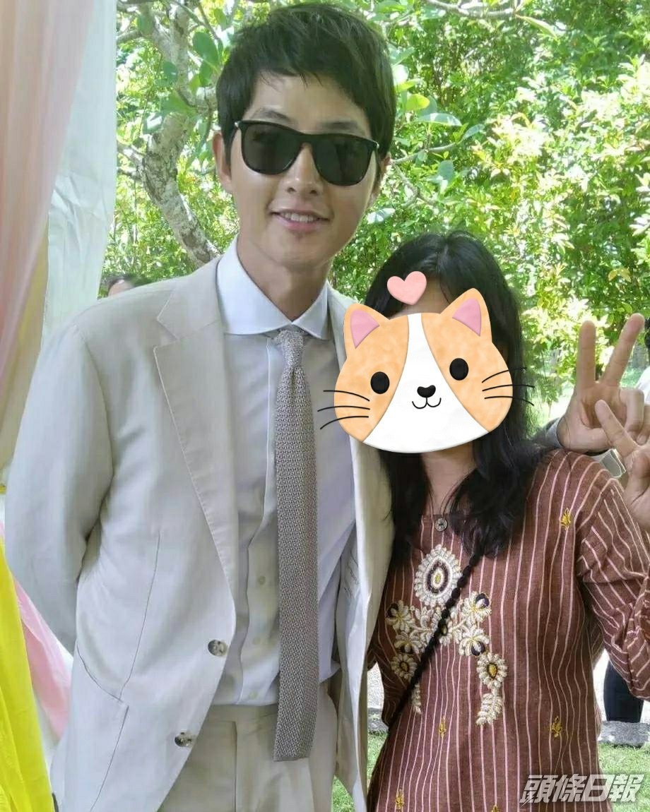 宋仲基大方與賓客合照。